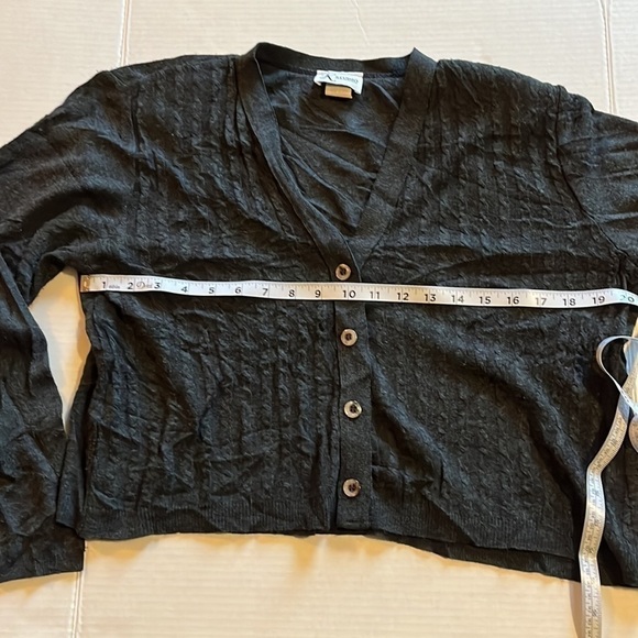 VTG-K Studio-size L-dark gray, four button V-neck short cardigan. Shoulder pads. - Picture 7 of 8